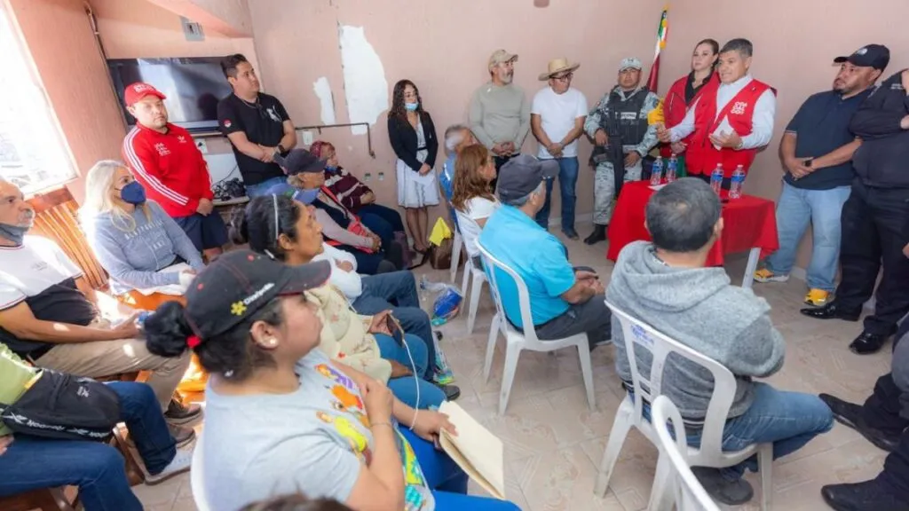 Alcalde de Coacalco se reúne con víctimas de explosión; continúan labores entre escombros