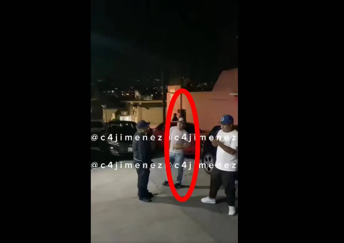 En un video que circula en redes sociales, fue captado a un sujeto en visible estado de ebriedad disparando al aire, mientras sus compas festejan dicha acción. Foto: Captura