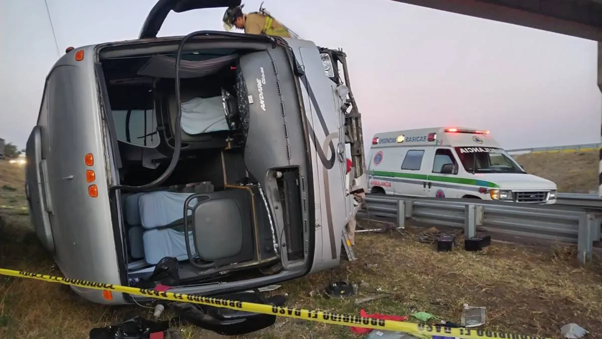 Vuelca autobús de pasajeros en la México-Tulancingo