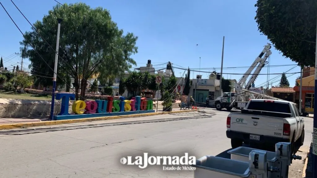 Tráiler derriba postes de luz en Tequisistlán, Tezoyuca