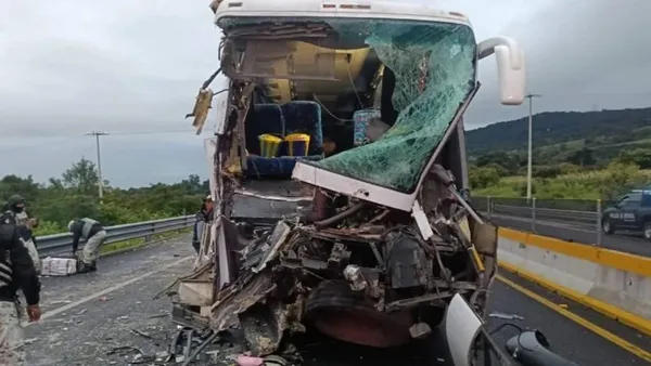 Choque de autobús en la México-Cuautla deja 16 lesionados