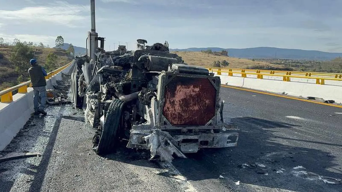 Tractocamiones se incendian tras impactante choque en la Texcoco-Calpulalpan