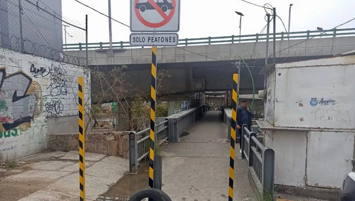 Naucalpan: Refuerzan señalización en puente peatonal del Periférico Norte tras incidente