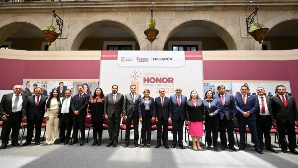 Delfina Gómez anuncia basificación a maestros y entrega Presea Honor