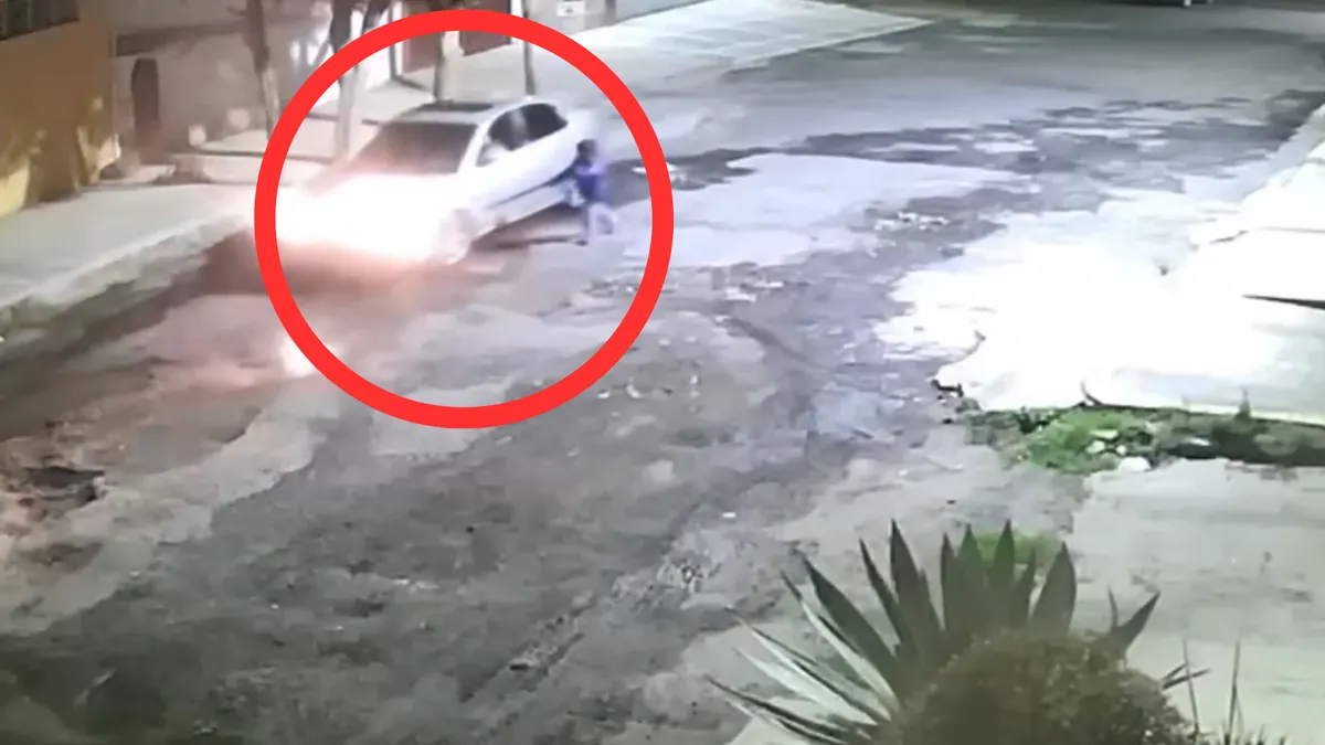 De acuerdo con reportes preliminares, el niño fue dejado en la vía pública mientras lloraba y suplicaba que no lo abandonaran.