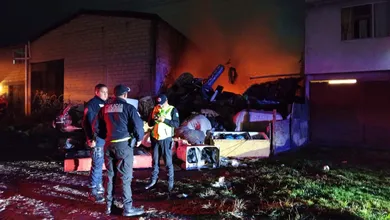 El fuego afectó un predio con basura y un inmueble comercial en desuso donde había ropa de cama y cobijas. No se reportaron personas ni animales lesionados.