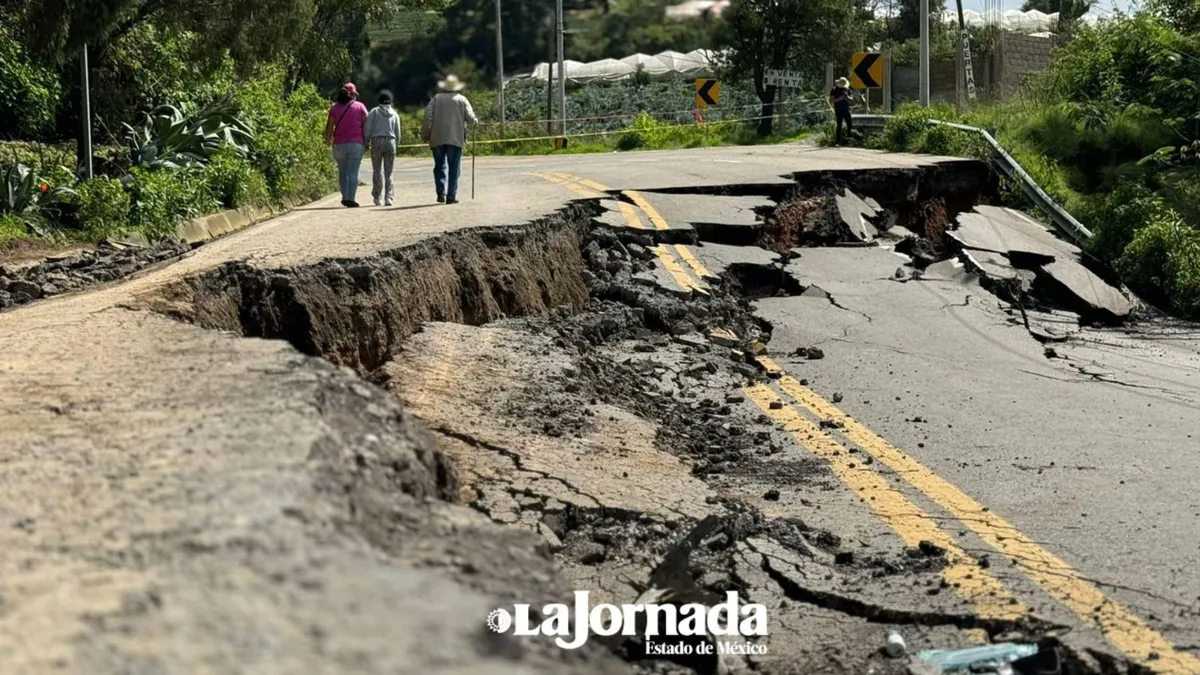 Cumple 48 horas hundimiento de la Tenango-Tenancingo sin vía alternas y población sigue cruzándola