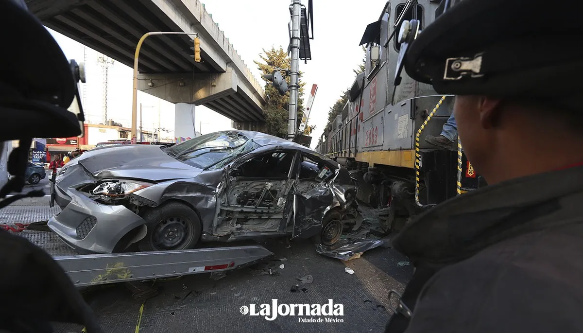 Video: Tren se lleva auto en Paseo Tollocan