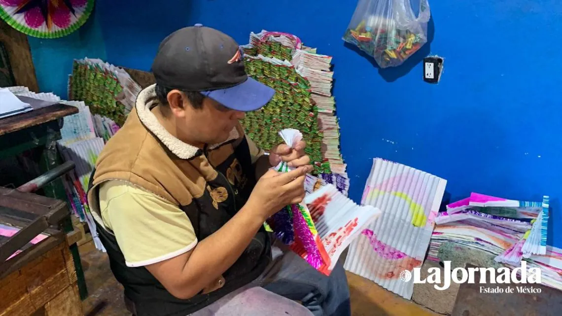 Los hermanos Chávez Chávez crean faroles de papel en Zumpango