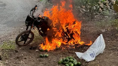Los vecinos incendiaron el vehículo y realizaron una búsqueda sin éxito, además de denunciar que el presunto responsable ha sido detenido anteriormente, pero vuelve a delinquir.