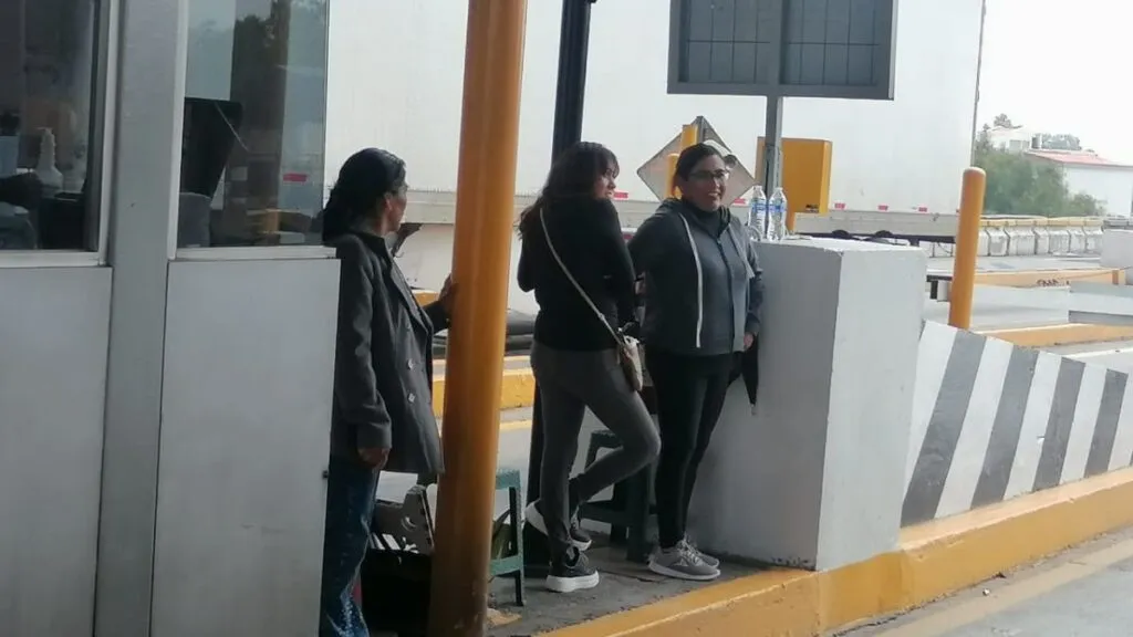 Habitantes de Tultepec levantan protesta en caseta del CEM tras pactar reunión con las autoridades