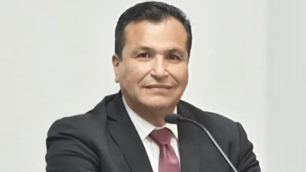 Álvaro Bardales presentando documentos ante la Cámara de Diputados para el registro como aspirante a Auditor Superior de la Federación. Infografía sobre el perfil técnico de Bardales y el rol de la ASF.