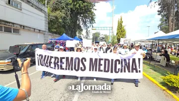 Ciudadanos marchan por el centro de Toluca para exigir medicamentos
