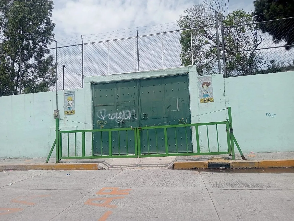 Mamás impiden ingreso a directora de primaria en Chimalhuacán, pese a orden judicial
