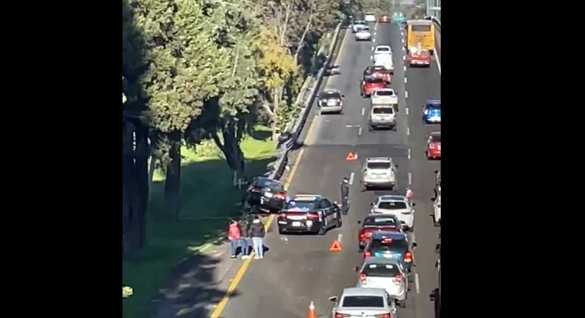 Accidente en carriles centrales de Paseo Tollocan