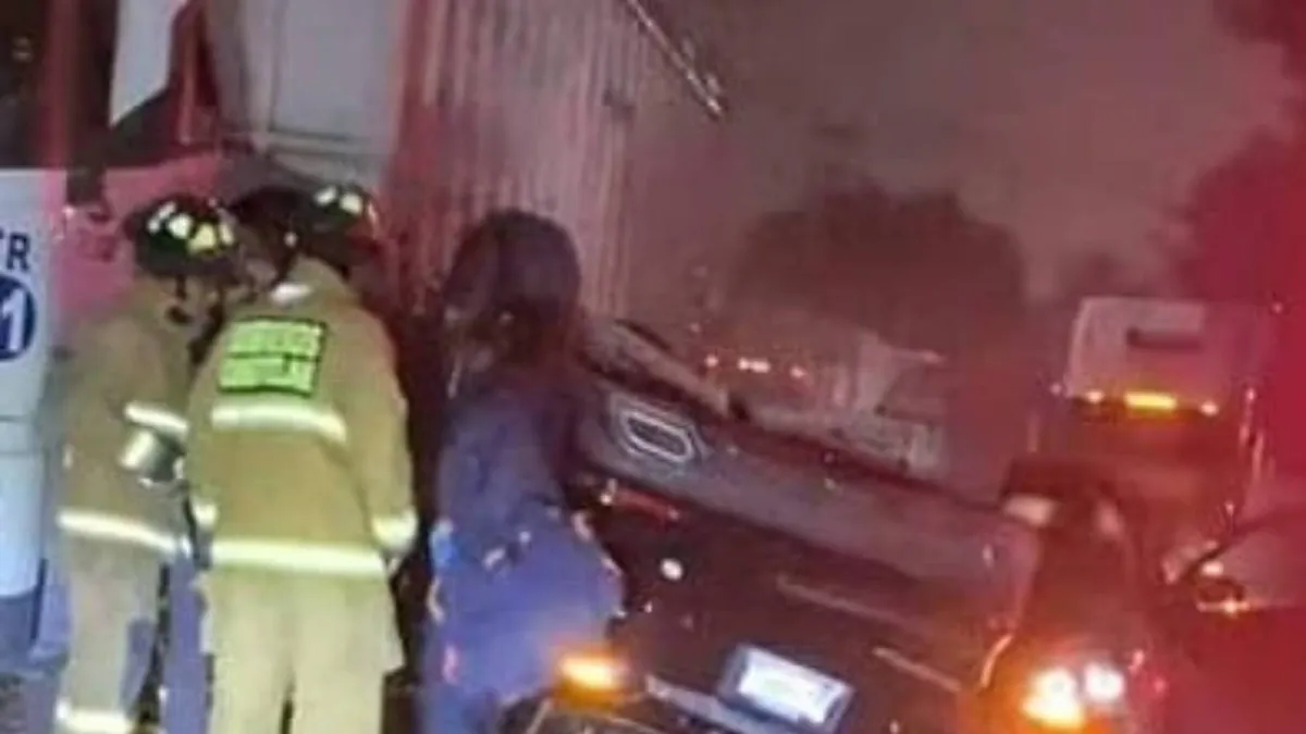 Se volcó una camioneta negra en la carretera Cuautitlán-Tlalnepantla