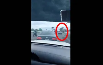 El video, que se dio a conocer primero en redes sociales y las publicaciones posteriores han presionado a las autoridades para investigar dicho hecho en donde se registró a uno de los presuntos delincuentes y al auto en el que viajaban. Foto: Captura