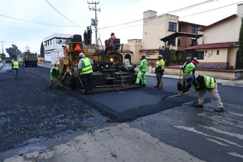 Rehabilitan calles de Calixtlahuaca, Santa Ana Tlapaltitlán y Santa Cruz Azcapotzaltongo.
