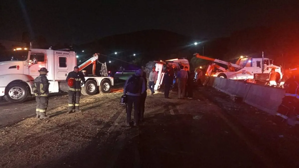 Tlalnepantla: Volcó un trailer sobre la avenida Jesús Reyes Heroles