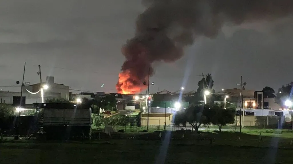 Incendio en depósito moviliza a los bomberos en Tonanitla [VIDEO]