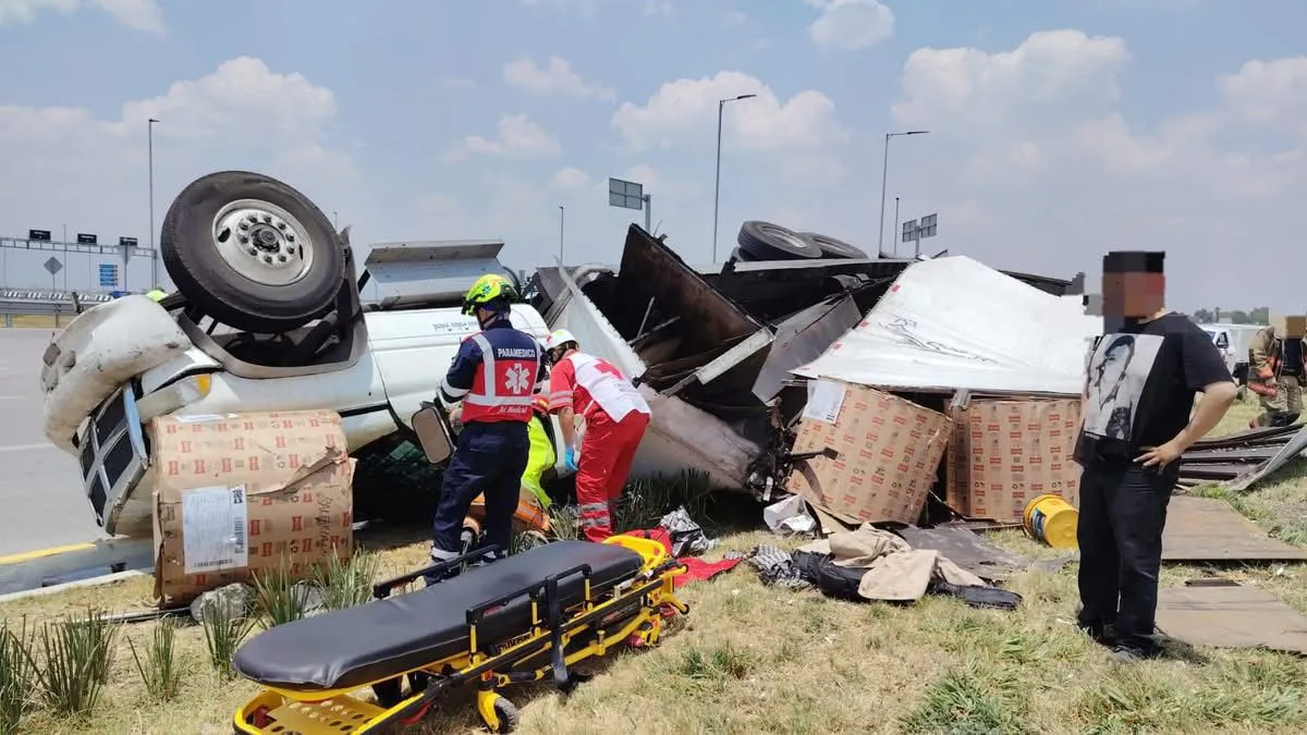 Vuelca tráiler en la glorieta del AIFA
