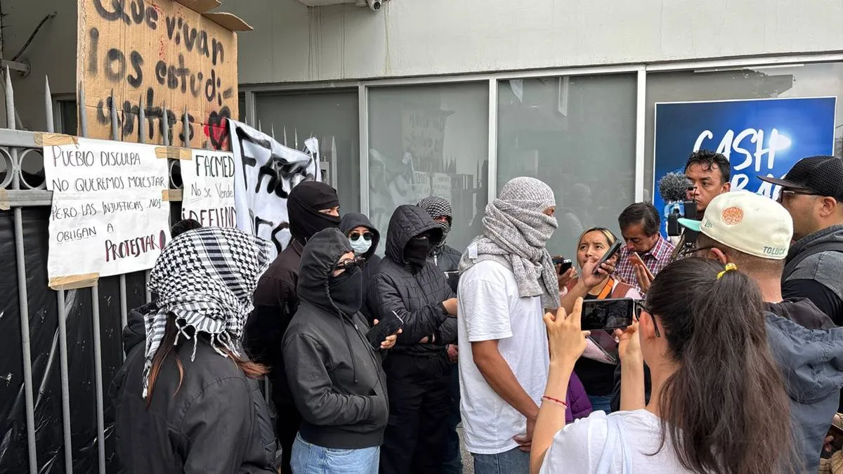 #Potrogate Estudiantes de Medicina responden a marcha antiparo