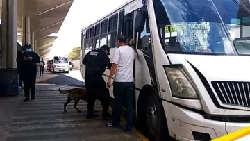 Policías revisan mochilas a transeúntes en la terminal
