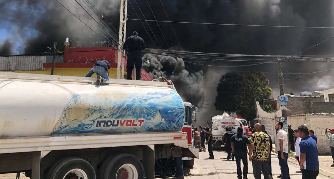 Ecatepec: Arde recicladora de plásticos, en Chiconautla