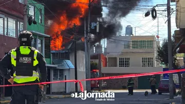 Incendio en bodega de reciclaje moviliza a cuerpos de emergencia en Toluca