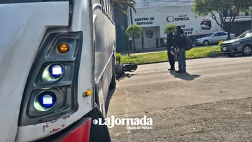 Motociclista es arrollado por camión irregular en Toluca
