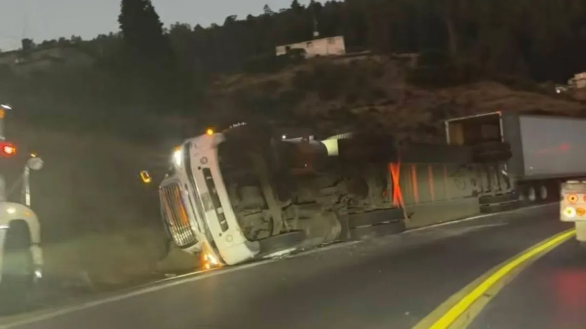 Reportan volcadura de tráiler en la Toluca-Naucalpan
