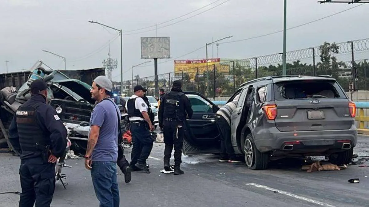 Volcadura de camioneta sobre Avenida Central causa caos vial
