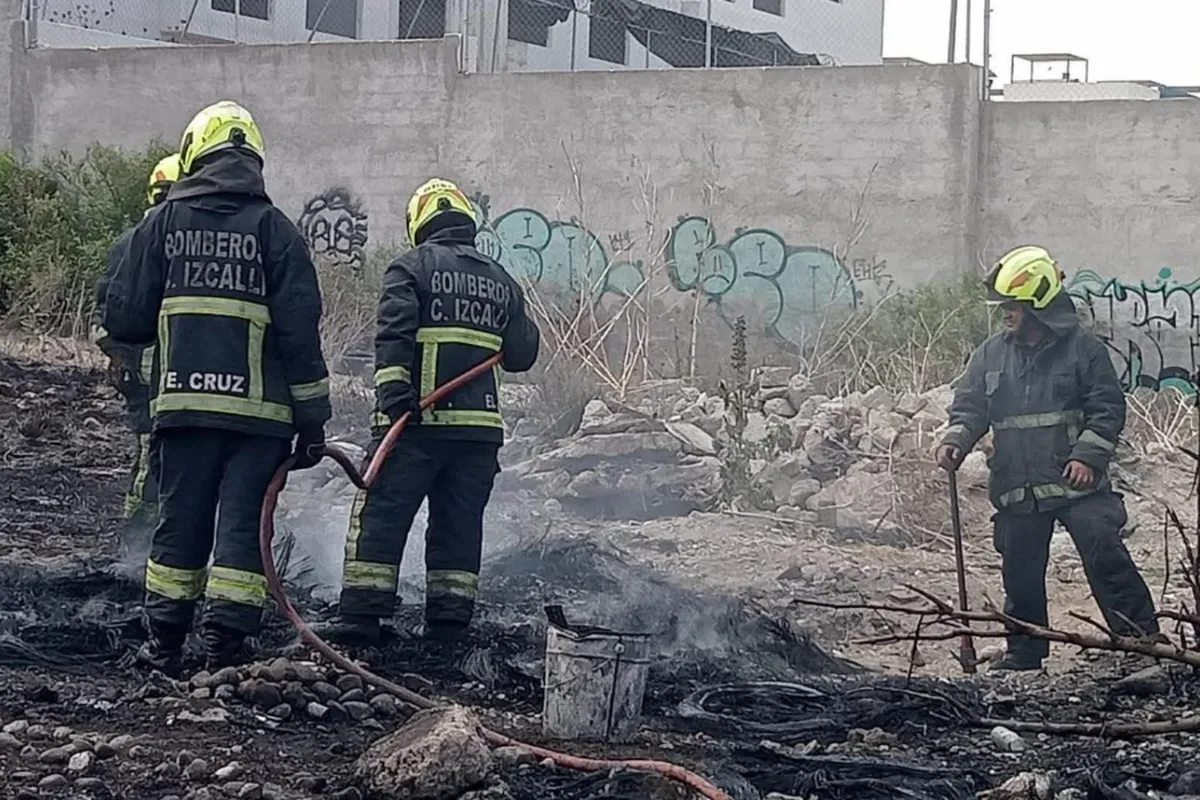 Bomberos de Cuautitlán Izcalli controlan incendio de llantas en Santa María Guadalupe Las Torres