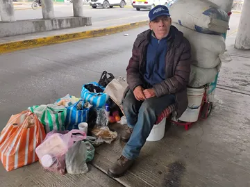 Jornalero vive bajo puente en Metepec por enfermedad y búsqueda de justicia