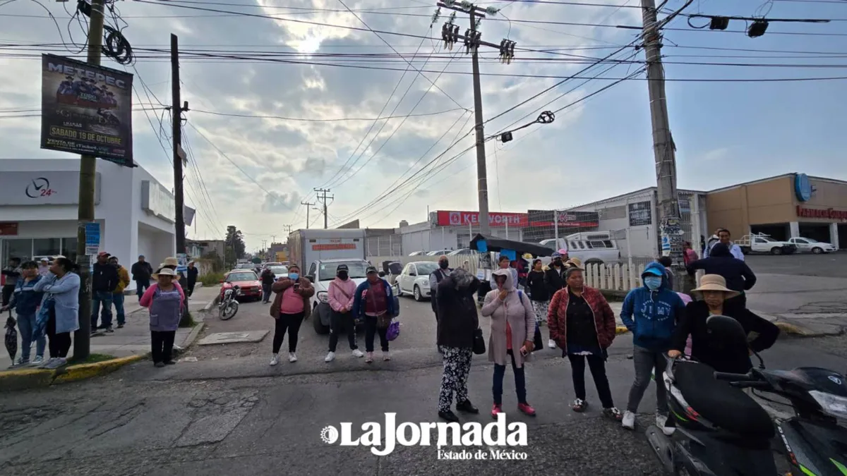 Toluca: Bloquean la vialidad López Portillo, exigen solución por desabasto de agua