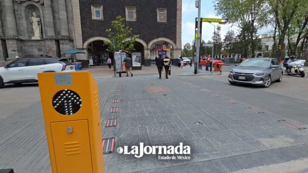 Toluca: Comienzan pruebas de operación de los cruces peatonales inteligentes