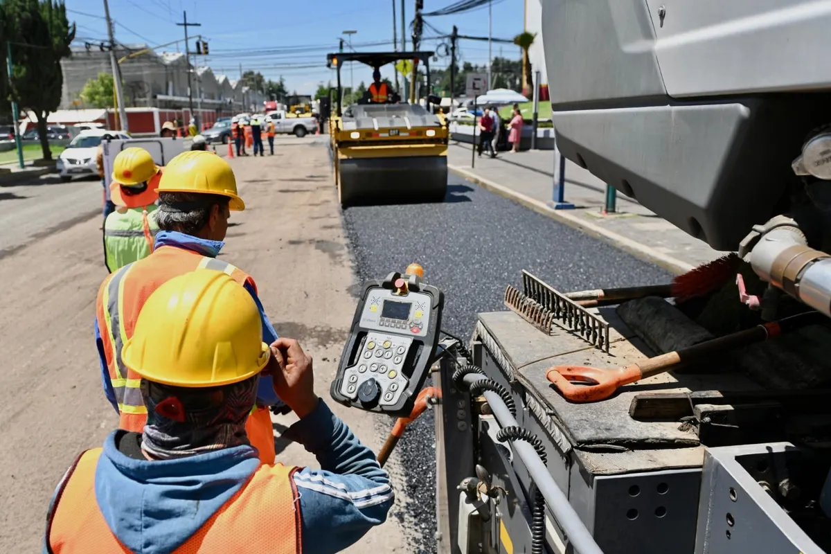 Continúan los trabajos de rehabilitación en calles de Toluca