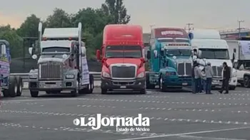 Más de 40 camiones de carga se movilizan en la México-Querétaro.