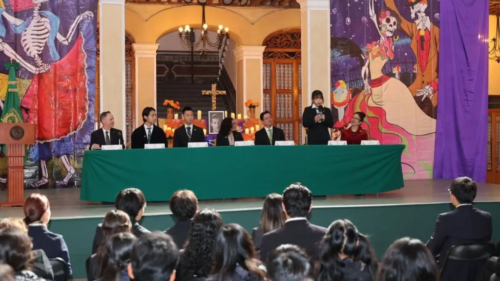 Rectora Paty Zarza da bienvenida a delegación de universidades de Meikai y Asahi