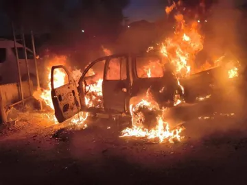 La circulación vehicular presentó afectaciones momentáneas; sin embargo, fue restablecida en menos de una hora tras el retiro de la unidad calcinada.