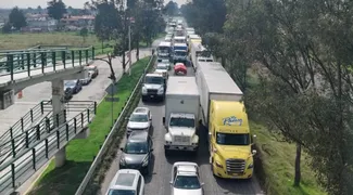Choque de tráiler provoca intenso tráfico en la Toluca-Atlacomulco