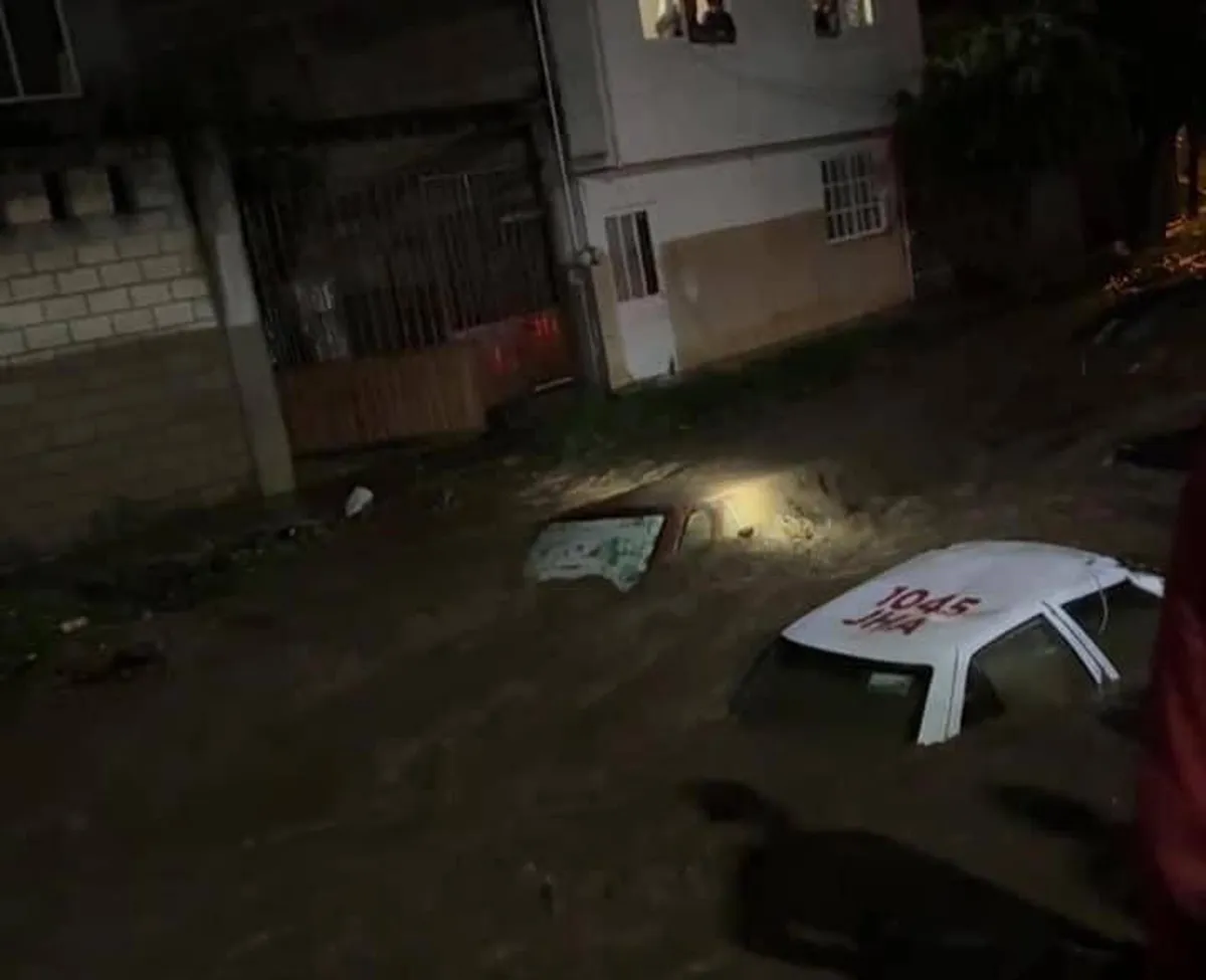Tejupilco: Se desborda río, arrasa con coches y casas