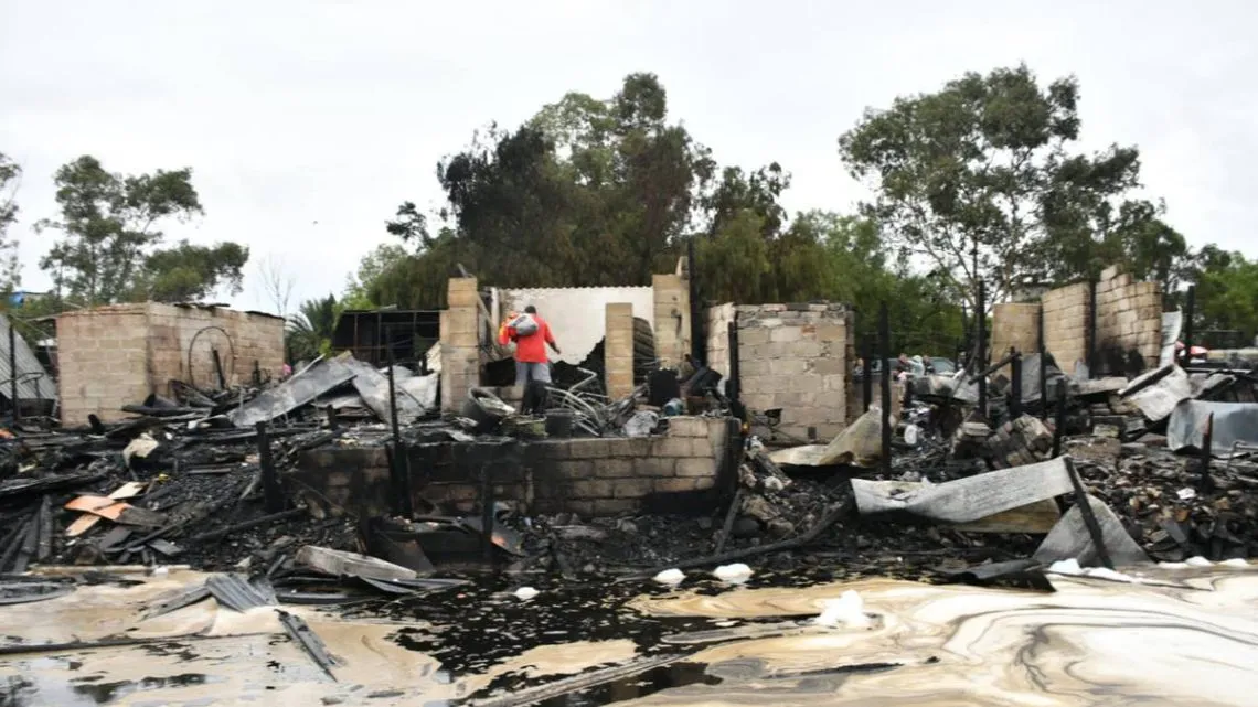 [Video] Incendio en Nezahualcóyotl deja vehículos calcinados