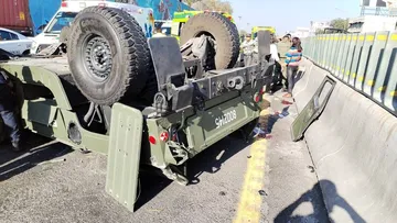 Vehículo del Ejército Mexicano vuelca en la México-Pachuca; hay fallecidos (Video)