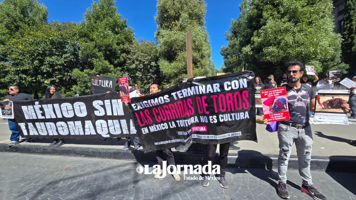 Colectivos se manifiestan en la Legislatura mexiquense por la prohibición de corridas de toros y peleas de gallos