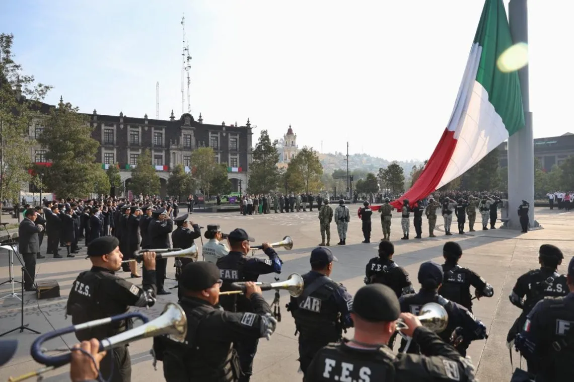 Delfina Gómez Álvarez encabeza ceremonia de izamiento de la bandera en Toluca