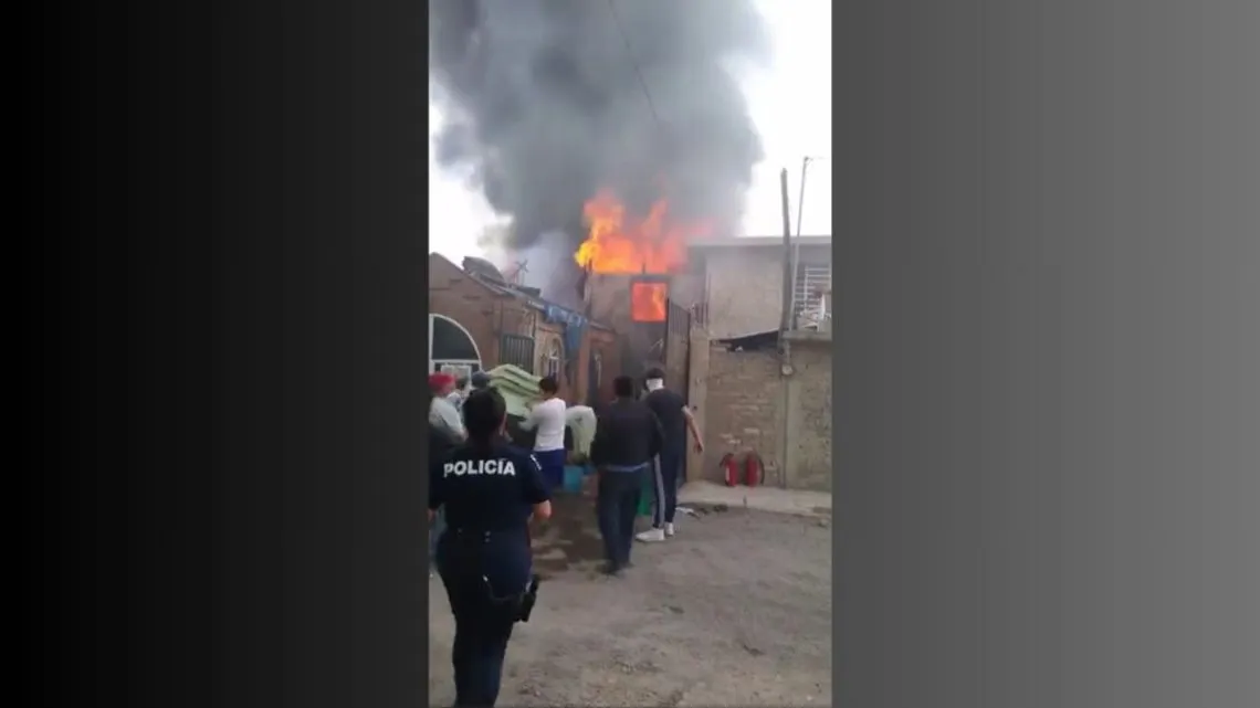 Chimalhuacán: Arde depósito de colchones usados