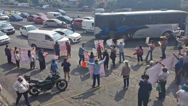 Naucalpan: Habitantes de Azcapotzalco bloquean Periférico a la altura de Parque Naucalli
