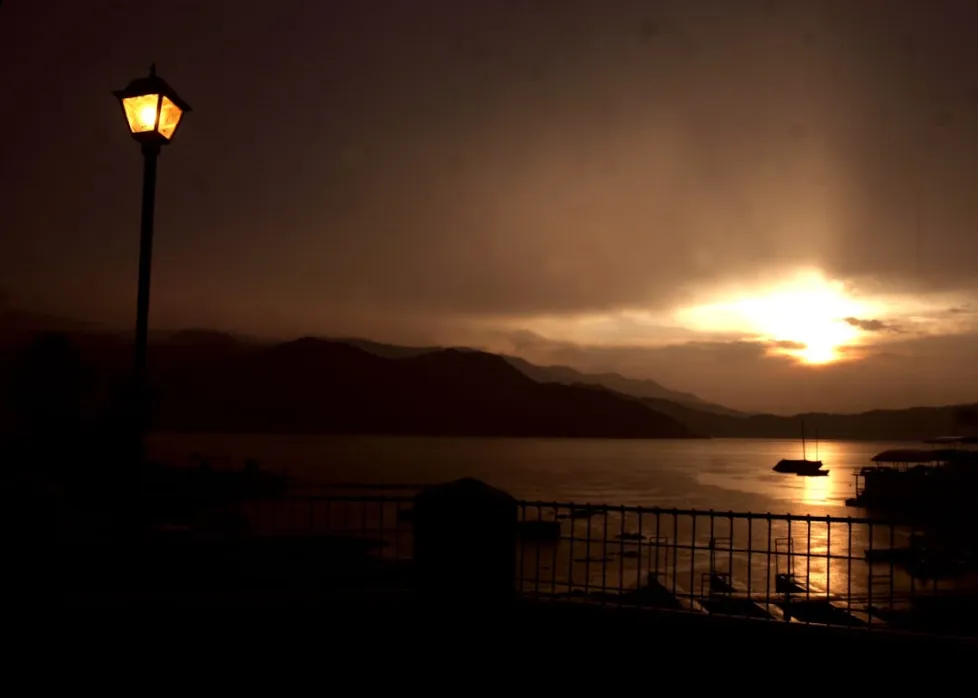 El Espejo de lo que Somos: Un Atardecer en Valle