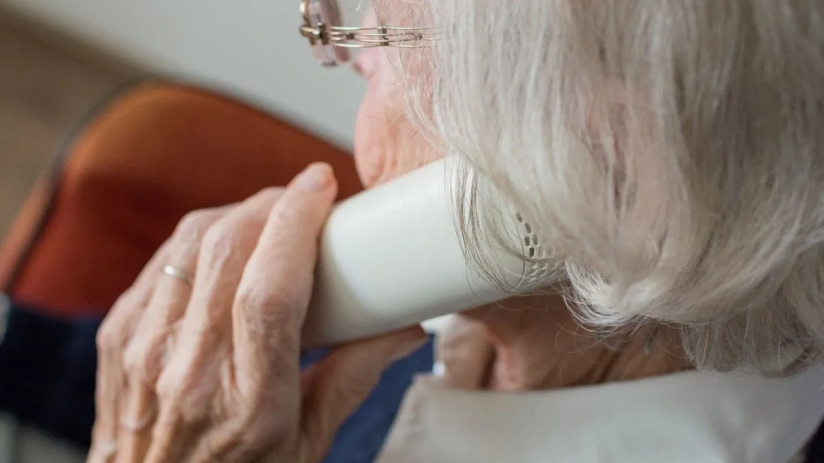 Estafan a una abuelita en el banco y pierde los ahorros de toda su vida